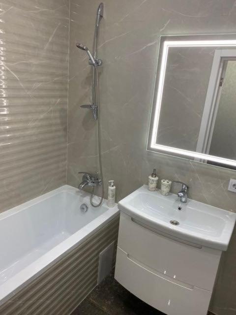 Люкс Апартаменти В Центрі Міста ,Жк Театральний Rivne Luaran gambar